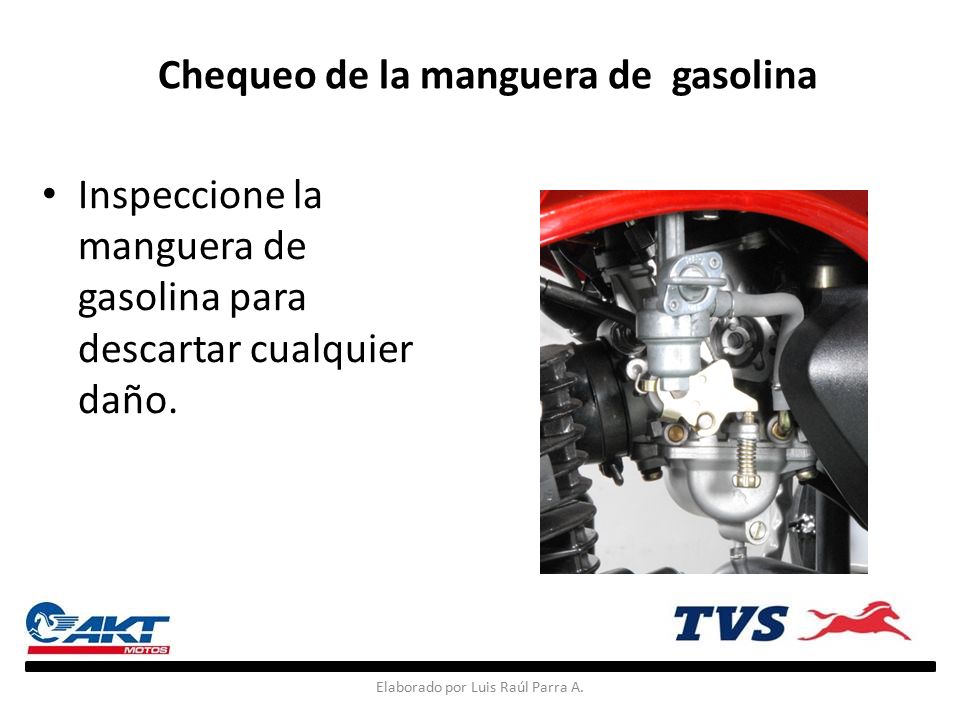 De bajo los coches gotea la gasolina